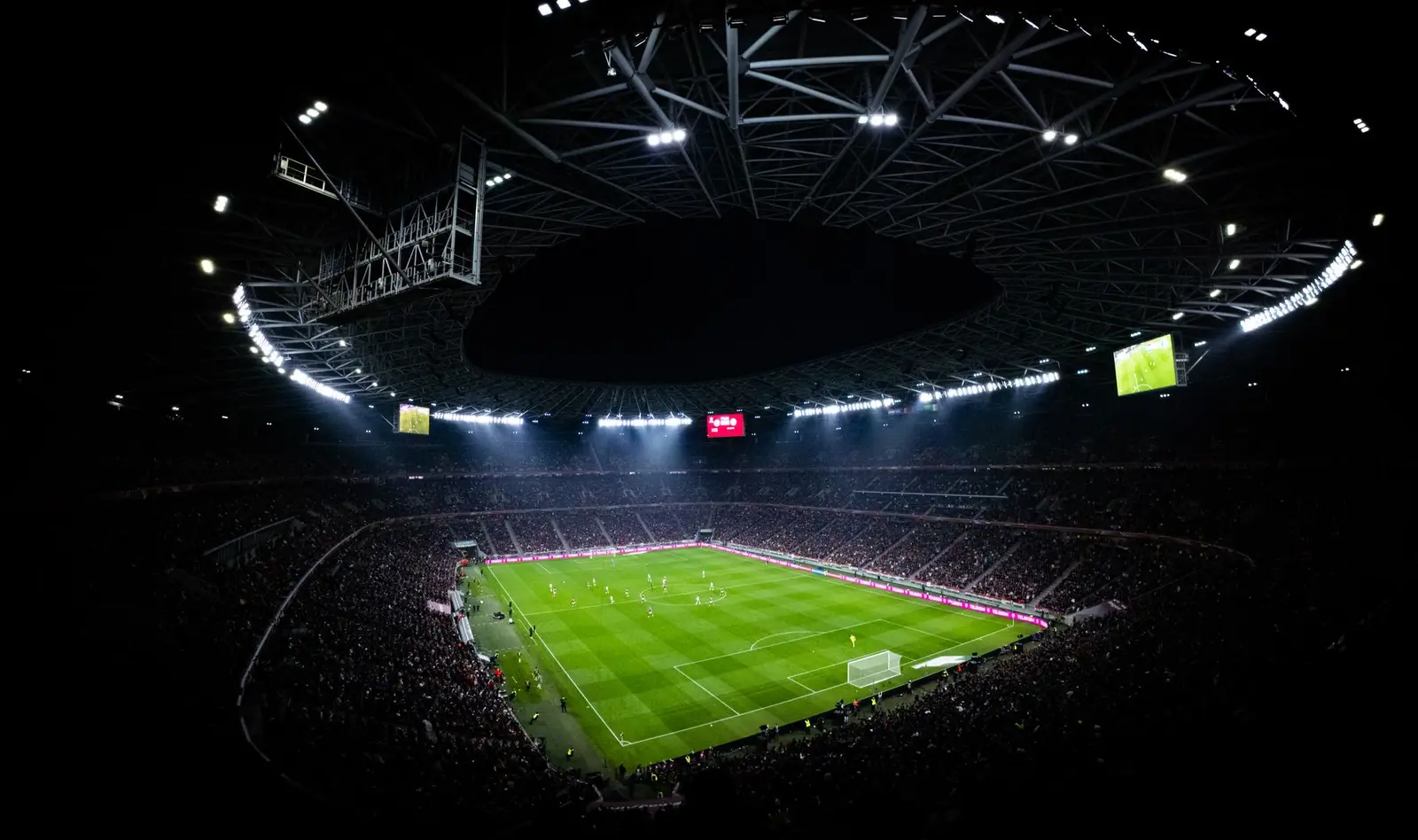 Osvijetljeni nogometni stadion noću